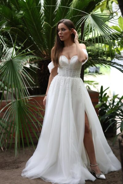 Catalogue de robes de mariée en gros pour wedding planners et revendeuses indépendantes.