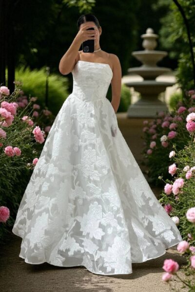 Catalogue de robes de mariée en gros pour wedding planners et revendeuses indépendantes.